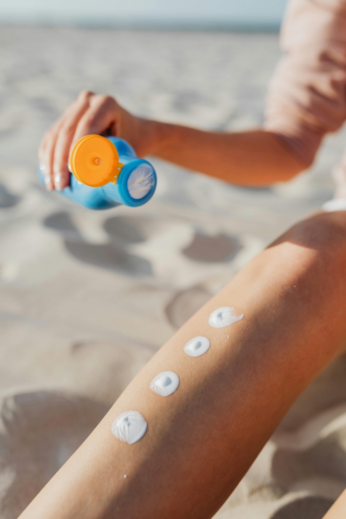 Cr�me solaire: Pourquoi elle n'est pas la protection qu'on nous annonce, mais plut�t un risque s�rieux pour la sant� ?